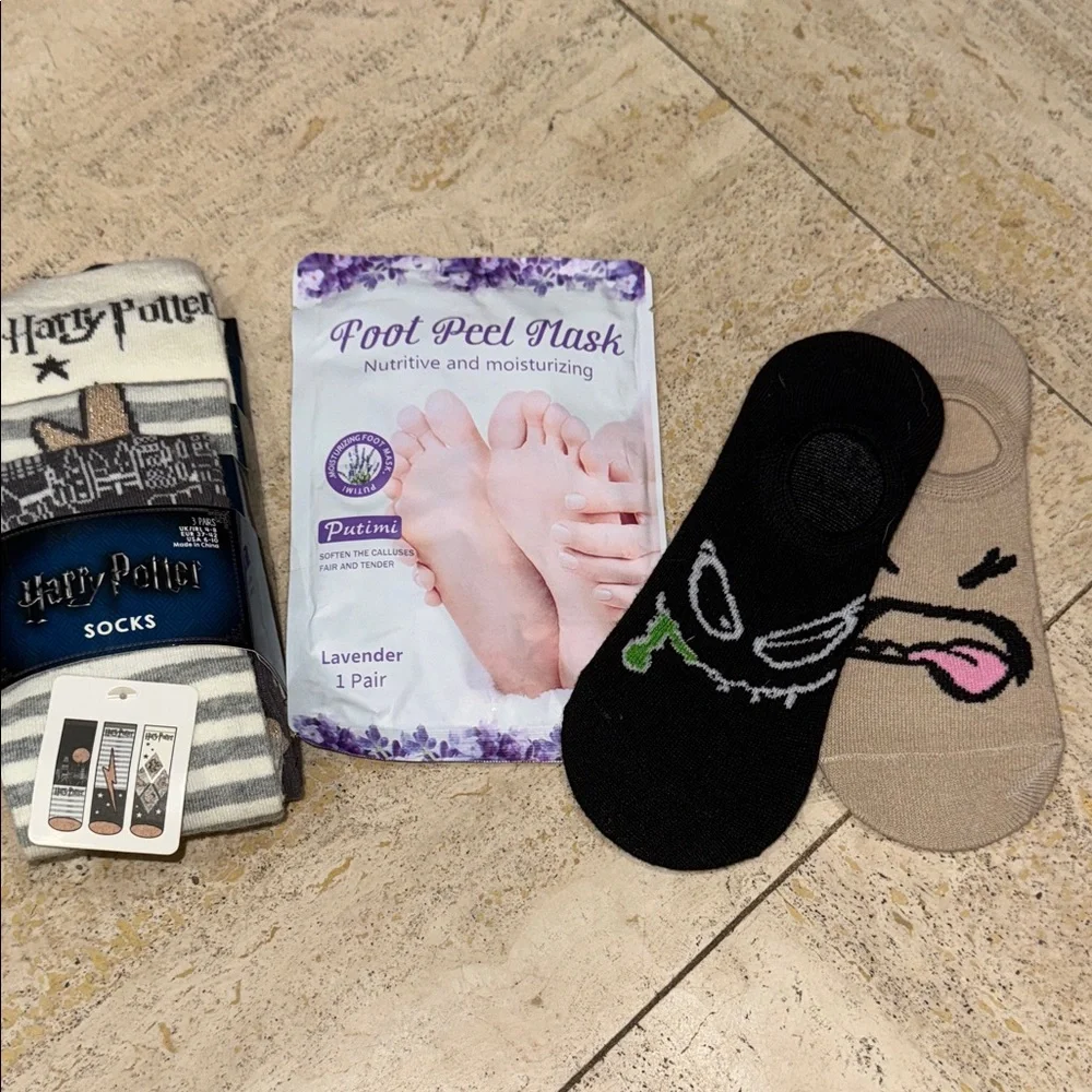 Warner Bros. Harry Potter Striped Socks, foot mask & sock bundle